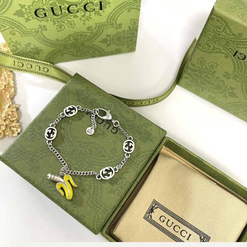 G*u*i bracelets
